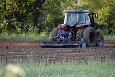 Iconographie - Tracteur tirant une déchaumeuse