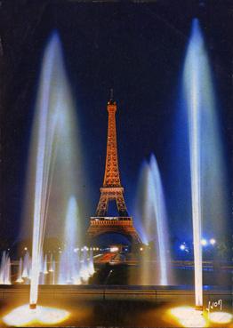 Iconographie - La Tour Eiffel illuminée vue du Jardin du Palais de Chaillot
