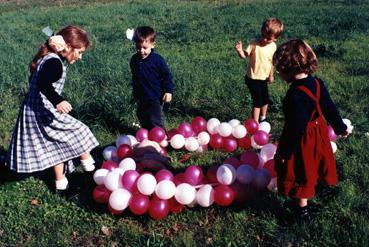 Iconographie - Lors d'un mariage enfants jouant avec des ballons