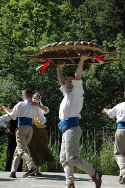 Iconographie - Danse de la brioche par les Joyeux Vendéens à Gap