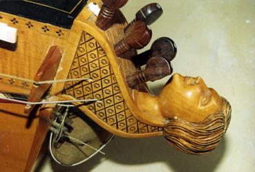 Iconographie - Tête d'une vielle à roue
