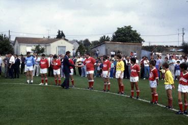 Iconographie - Inauguration du terrain de football - Philippe de Villiers saluant les joueurs