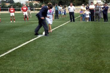 Iconographie - Inauguration du terrain de football - Philippe de Villiers jouant avec le maire