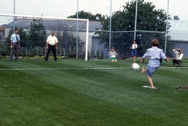 Iconographie - Inauguration du terrain de football - Le maire tirant au but