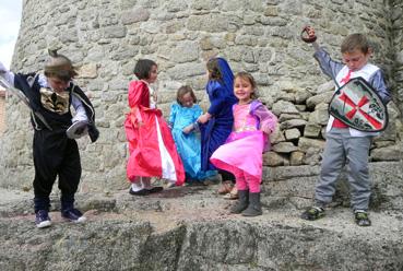 Iconographie - Scènes d'enfants au pied du château