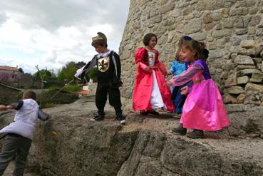 Iconographie - Scènes d'enfants au pied du château