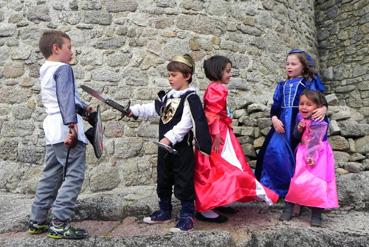 Iconographie - Scènes d'enfants au pied du château