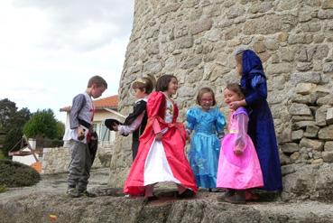 Iconographie - Scènes d'enfants au pied du château
