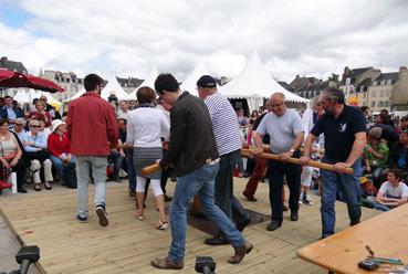 Iconographie - Fête du Golfe - Trophée Capitaine Hayet - Au cabestan