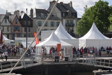 Iconographie - Fête du Golfe - Chapiteaux sur les quais