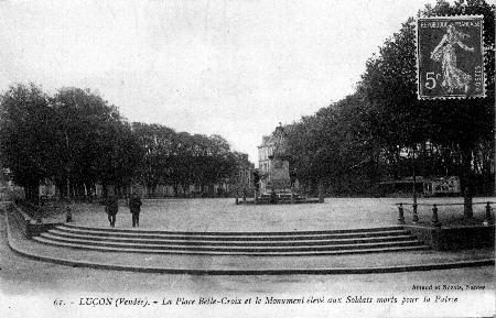 Iconographie - La place Belle-Croix et le monument aux Morts