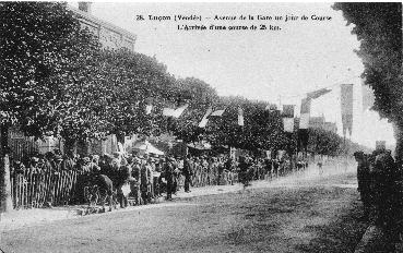 Iconographie - Avenue de la Gare un jour de course