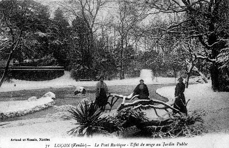 Iconographie - Le Pont Rustique - Effet de neige au Jardin Public