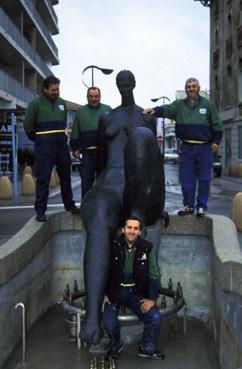 Iconographie - L'équipe d'installation de La Baigneuse, d'Henri Murail