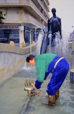 Iconographie - Réglage des jets d'eau de La Baigneuse, d'Henri Murail