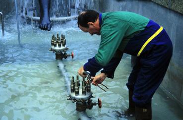 Iconographie - Réglage des jets d'eau de La Baigneuse, d'Henri Murail