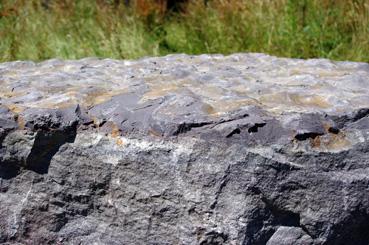 Iconographie - Cinérite - volcanite acide de Voutré, présentée à Beautour