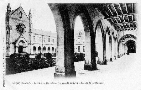 Iconographie - Institution Richelieu. Les grands cloîtres et façade de la chapelle