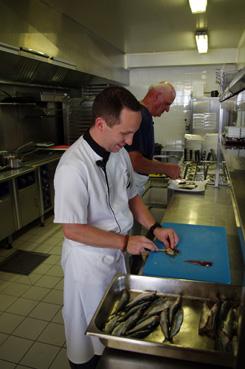 Iconographie - Jean-Claude Moreau et le chef de cuisine du restaurant Le Robinson