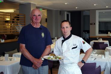Iconographie - Jean-Claude Moreau et le chef de cuisine du restaurant Le Robinson