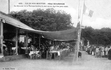 Iconographie - Le déjeuner sur la terrasse bordant la mer est un régal des yeux aussi