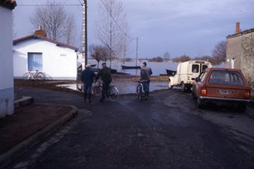 Iconographie - L'extrémité de la rue du Port lors de la crue du lac en février
