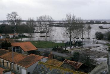 Iconographie - Le lac en crue en février, vu de la tour-observatoire de la Maison du Pêcheur