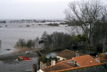 Iconographie - Le lac en crue en février, vu de la tour-observatoire de la Maison du Pêcheur