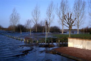 Iconographie - L'extrémité de la rue du Port lors de la crue du lac en février