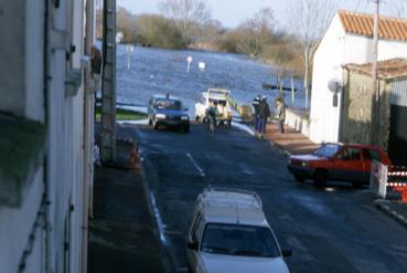 Iconographie - L'extrémité de la rue du Port lors de la crue du lac en février