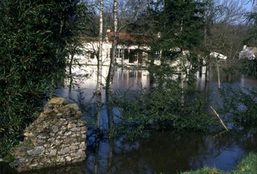Iconographie - Maison pieds dans l'eau, rue des Sables, en février