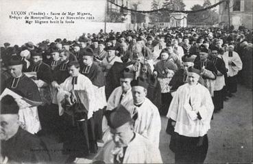 Iconographie - Sacre de Mgr. Mignen - Mgr Mignen bénit la foule