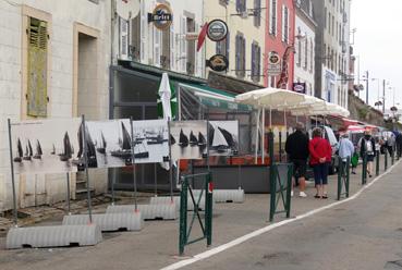 Iconographie - Exposition de cartes postales sur les quais