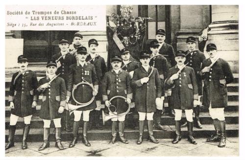 Deux frères sonneurs de trompe de chasse 