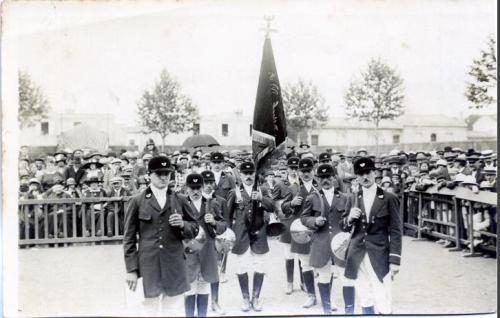 Iconographie - Groupe de sonneurs avec drapeau