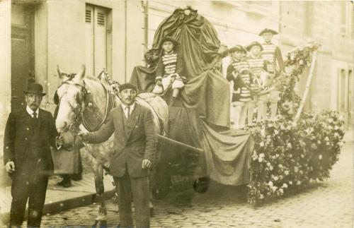 Iconographie - Char tiré par un cheval blanc avec enfants portant trompes