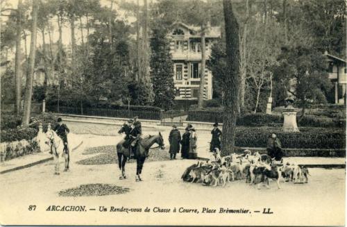 Iconographie - ARCACHON - Un Rendez-vous de Chasse à Courre, Place Brémontier