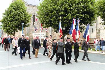 Iconographie - Défilé du 18 juin au monument aux Morts