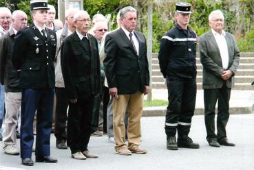 Iconographie - Cérémonie patriotique du 18 juin au monument aux Morts