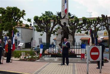 Iconographie - Cérémonie du 8 mai, l'allocution du maire Joël Bory