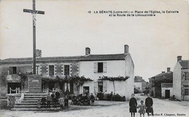 Iconographie - La Bénate - Place de l'église, le calvaire et la route de la Limouzinière