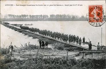 Iconographie - Les troupes traversent la Loire sur ce pont de bateaux lancé par le 6e génie