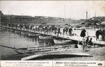 Iconographie - Passage d'un régiment de Spahis sénégalais sur le nouveau pont