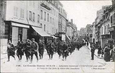 Iconographie - Infanterie traversant Compiègne pour aller à Tracy-le-Val faire la relève des tranchées