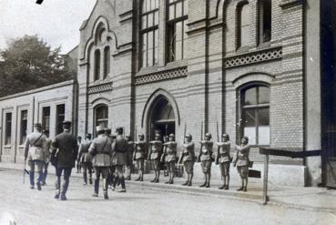 Iconographie - Visite d'officiers à un poste d'occupation militaire