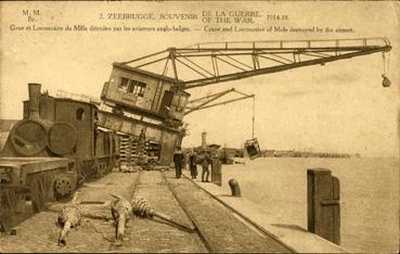Iconographie - Zeebrugge - Grue et locomotive du môle détruites par les aviateurs anglo-belges