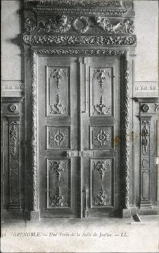 Iconographie - Une porte de la salle de justice