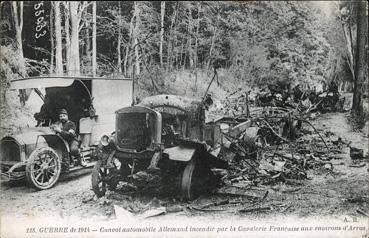 Iconographie - Convoi automobile allemand incendié par la cavalerie française aux environs d'Arras