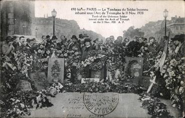 Iconographie - Le tombeau du Soldat inconnu inhumé sous l'Arc de Triomphe le 11 novembre 1920