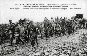 Iconographie - Offensive franco-anglaise de la Somme - Prisonniers allemands transportant leur mitrailleuse capturée